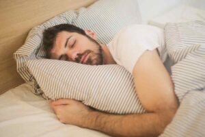 Uomo dorme