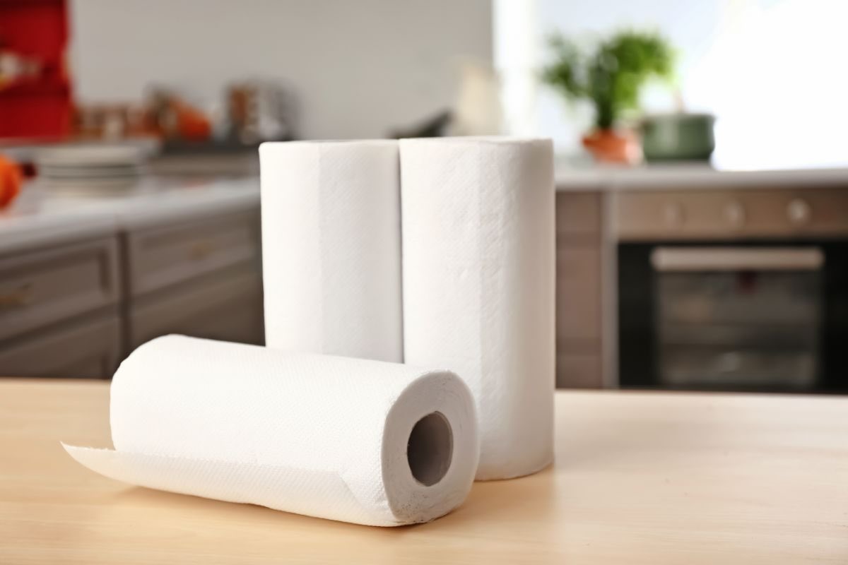 3 rotoli di carta da cucina assorbente sul tavolo