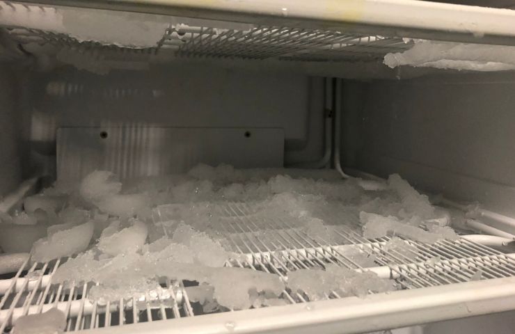 freezer pieno di ghiaccio