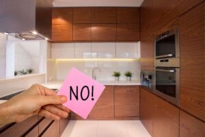 cucina in legno e la scritta no