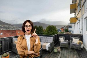 terrazzo e donna con idea