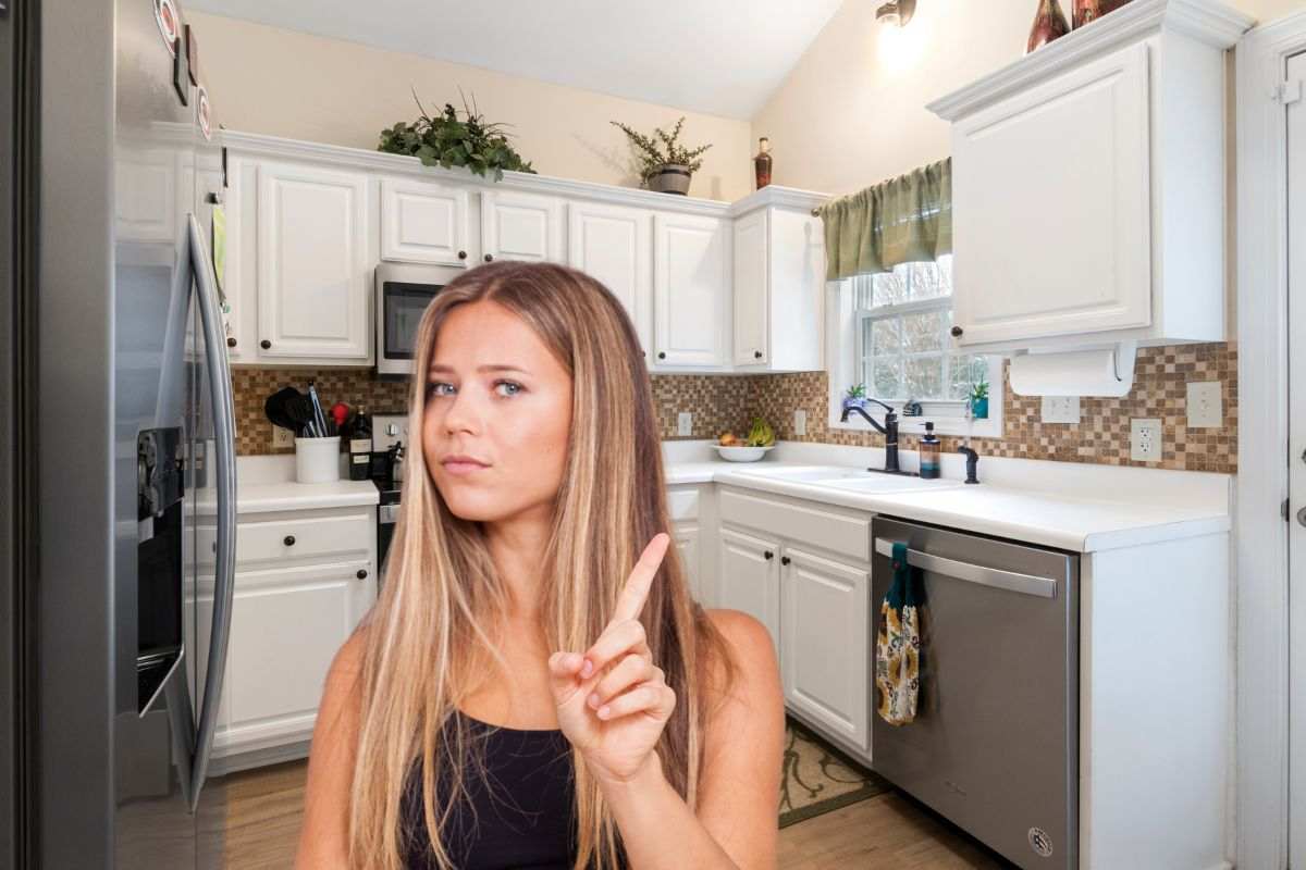 donna che dice no e cucina