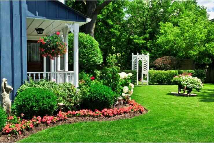 Cortile verde davanti ad abitazione