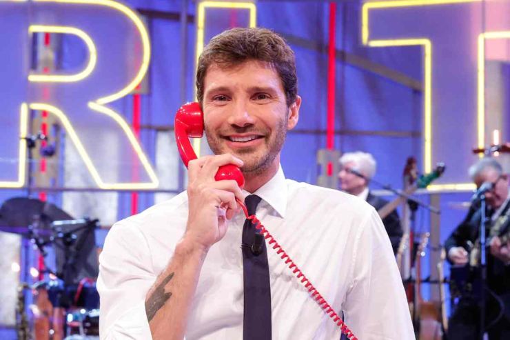 Stefano De Martino con il telefono rosso