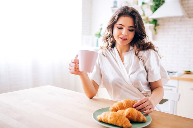 donna che fa colazione