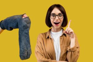 Donna con idea e calzini bucati