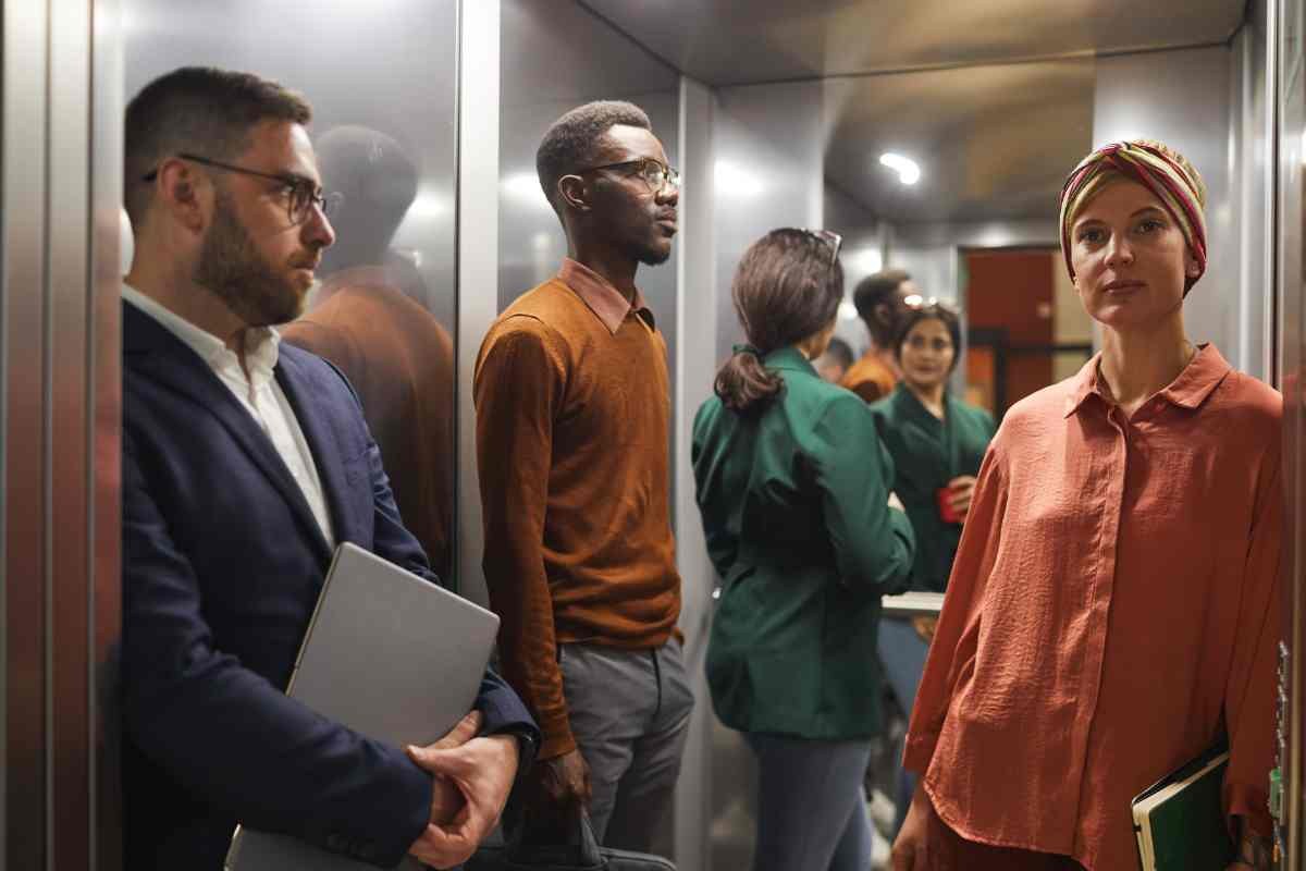 La psicologia spiega: come ci comportiamo in ascensore se ci sono altre persone dice tutto di noi