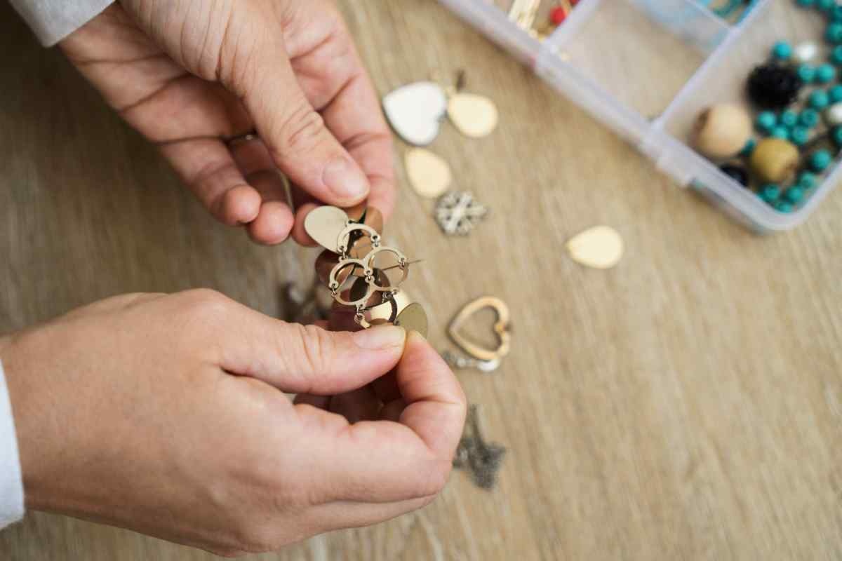 Persona crea gioielli