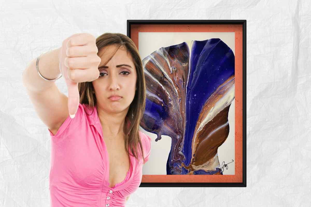 Quadro astratto e donna con pollice giù
