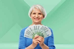 Pensionata con euro in mano