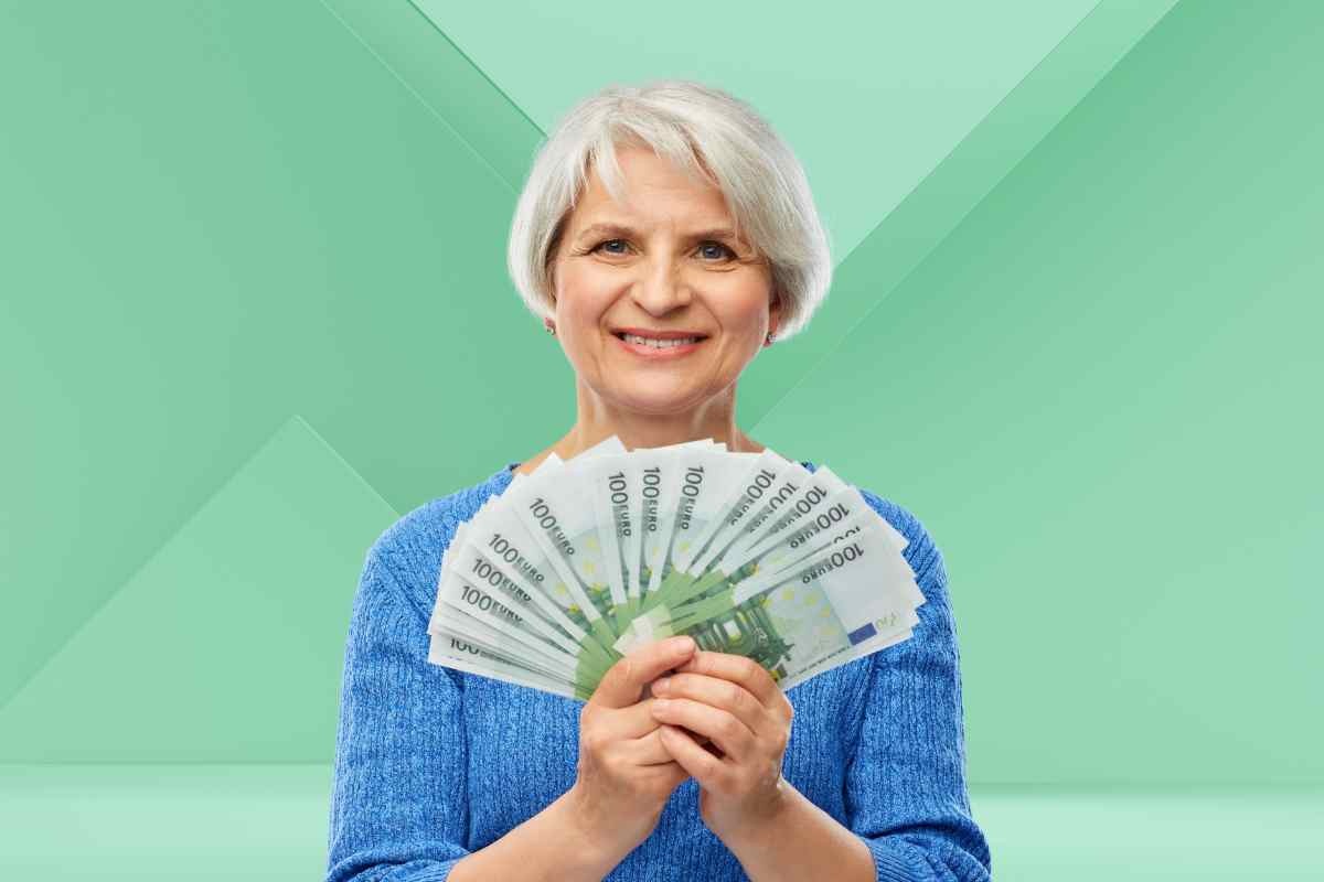 Pensionata con euro in mano