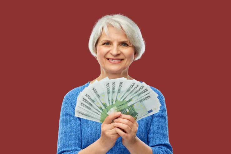 Pensionata con soldi in mano
