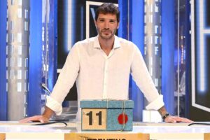 Stefano De Martino con il pacco