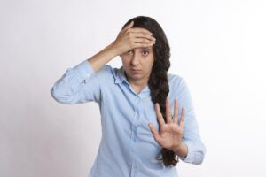 donna preoccupata con una mano sulla fronte