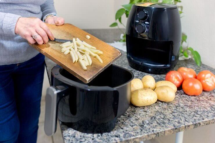 Cucinare patatine fritte in friggitrice ad aria