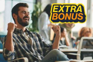 uomo felice che esulta, scritta in grande di "Extra Bonus"