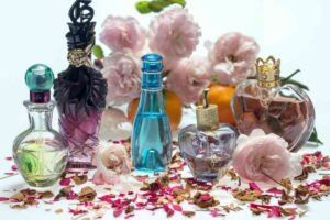 Bottiglie di profumo, fiori e petali