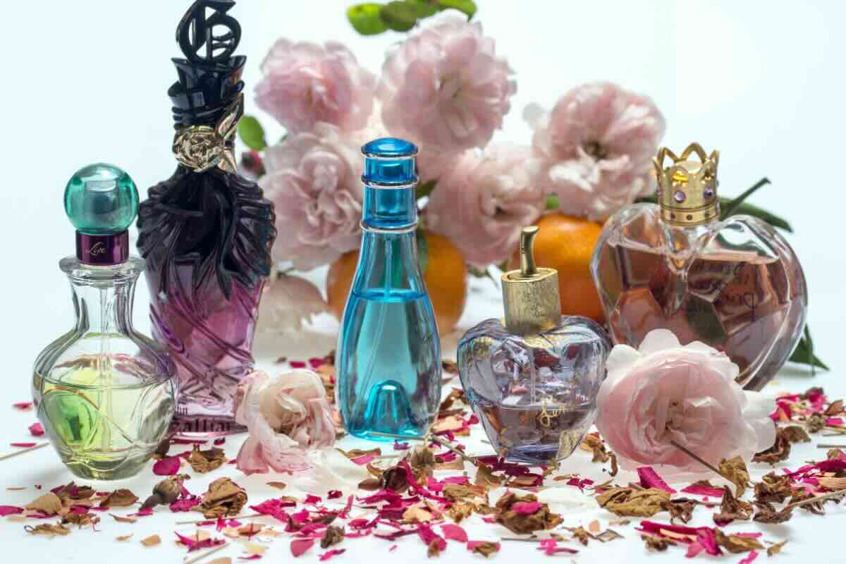 La bottiglia del mio profumo è così bella che ora la riutilizzo in questo modo: l’idea geniale per una decorazione casalinga che attirerà tutti