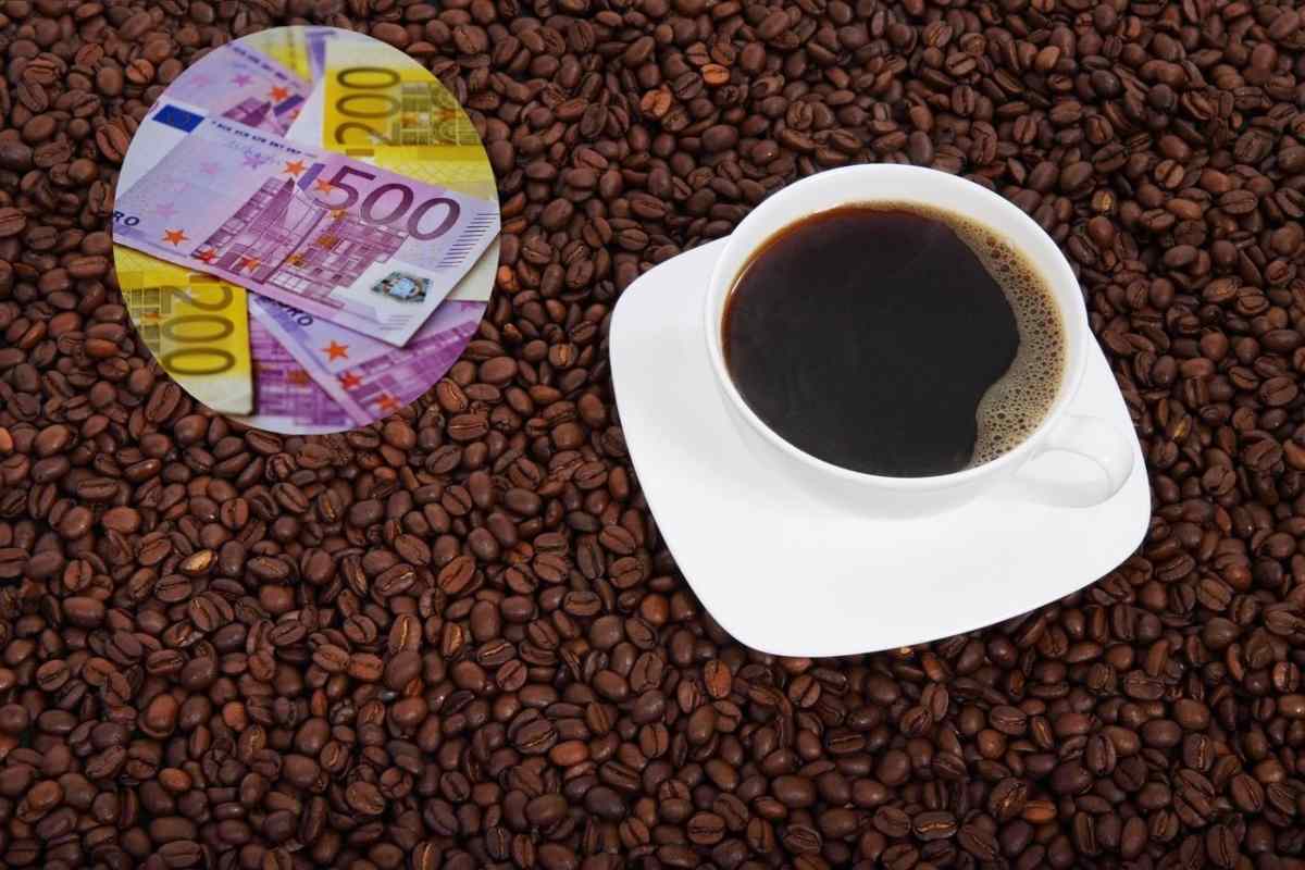 tazzina di caffè circondata da chicchi di caffè e banconote di euro