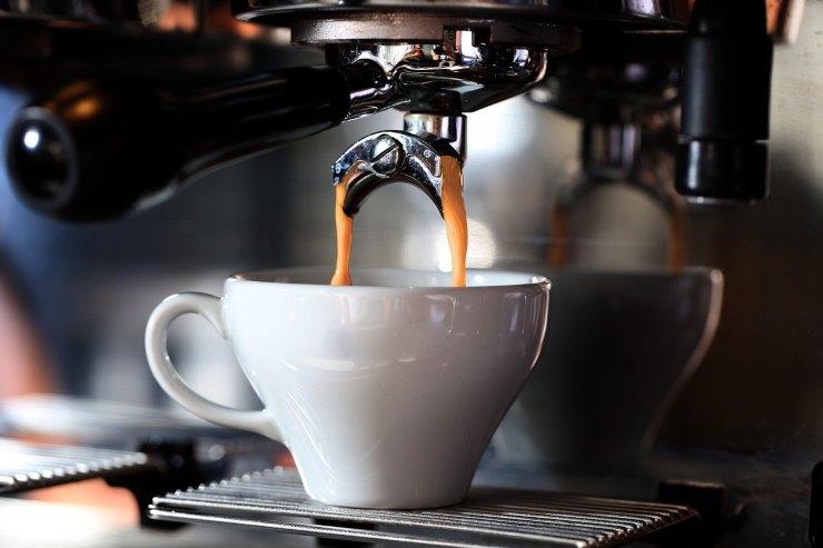 tazzina sotto la macchinetta del caffè