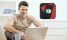 ragazzo seduto davanti al computer e in alto un cellulare con il logo di google chrome sullo schermo