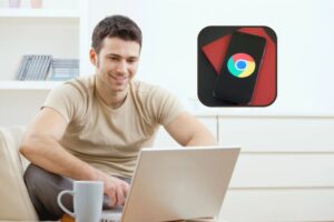ragazzo seduto davanti al computer e in alto un cellulare con il logo di google chrome sullo schermo