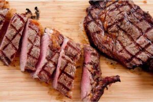 Carne tagliata su un tagliere