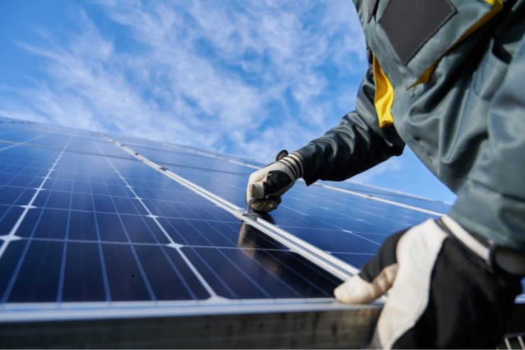 tecnico che installa pannelli fotovoltaici