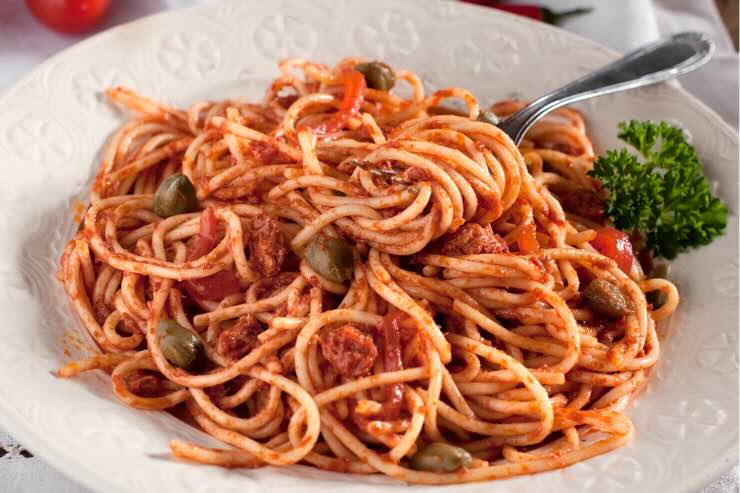 piatto di pasta con sugo, tonno e capperi