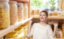dispensa piena di cibo e donna che esulta