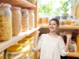 dispensa piena di cibo e donna che esulta