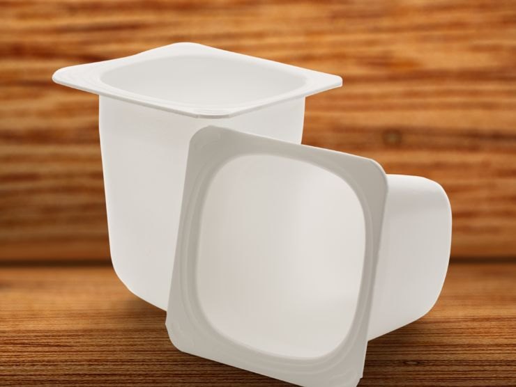 vasetti vuoti di yogurt