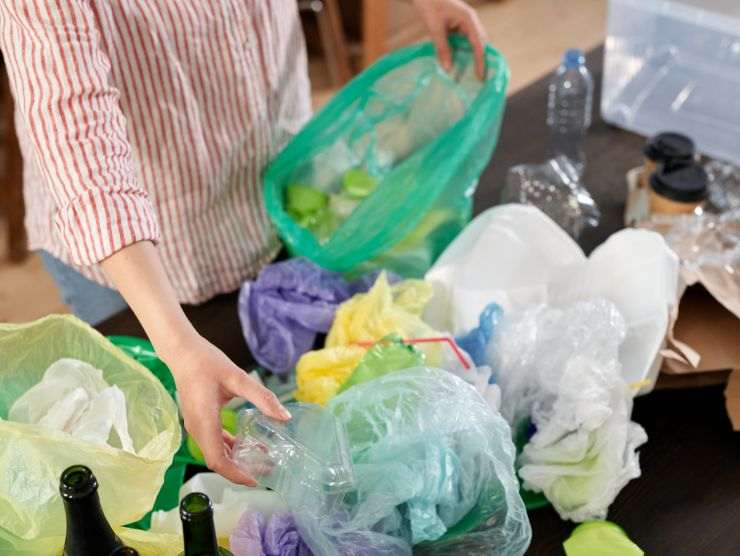 persona che sistema buste di plastica