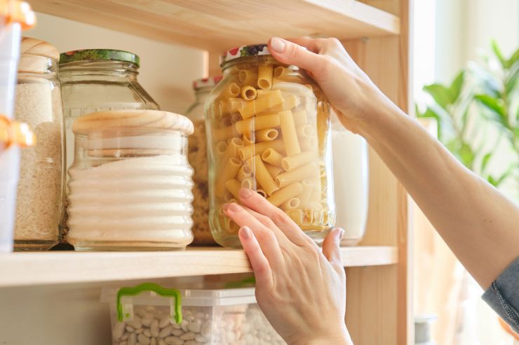 donna che prende barattolo di pasta dalla dispensa