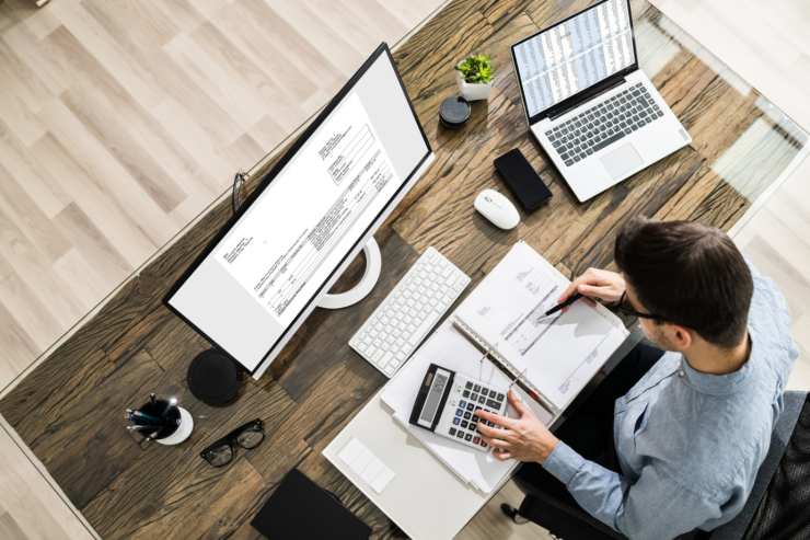 commercialista che consulta i documenti