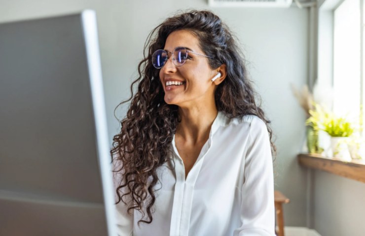 donna che sorride seduta davanti al computer