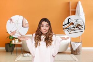 donna che pensa a come utilizzare delle corde e delle grucce
