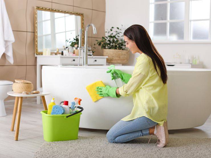 donna che pulisce il bagno