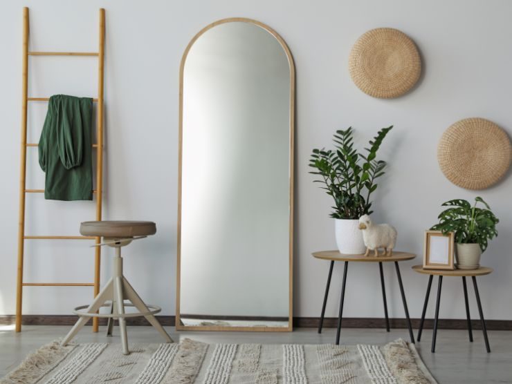 parete con specchio e decorazioni
