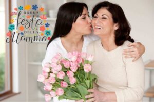 la figlia che regala i fiori alla mamma per la festa della mamma