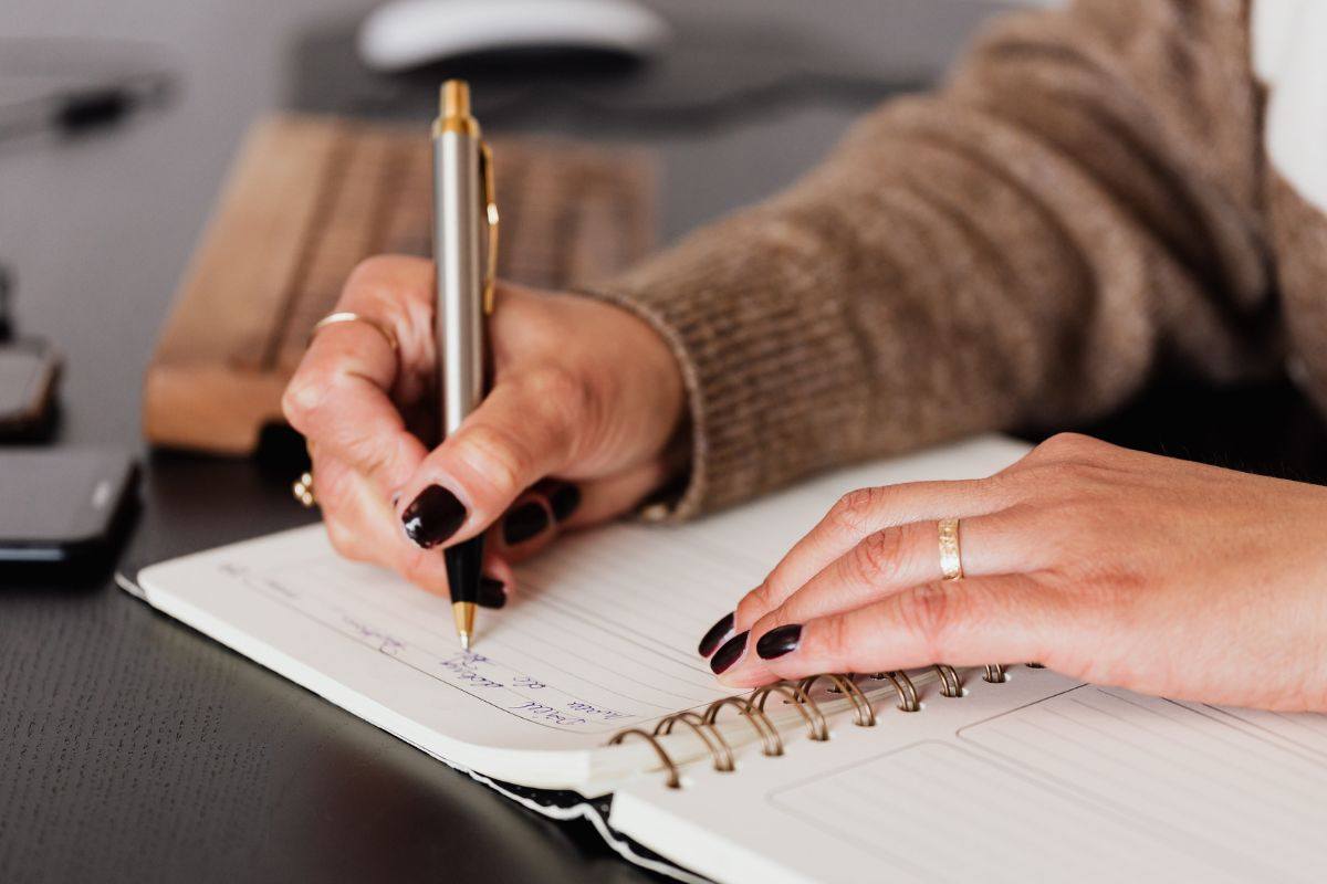 Scrivi con lettere arrotondante? Ecco quale tratto della personalità esprimi secondo la grafologia