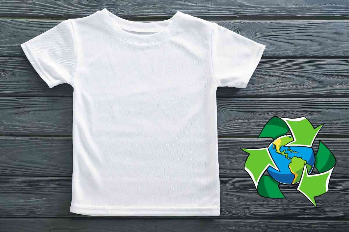 Vecchie t-shirt, perché gettarle via? Utilizzate in questo modo daranno vita ad un oggetto davvero unico