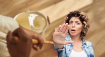 Stai ancora usando il mocio per lavare a terra? Smetti subito: nemmeno conosci i (veri) rischi che stai correndo