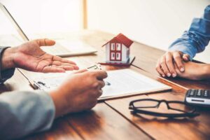 persone che parlano di un mutuo