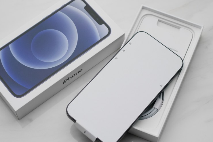 un iphone 15 appena aperto dal suo contenitore