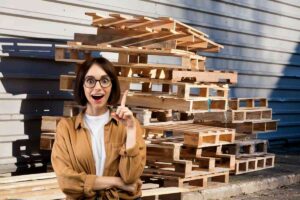 donna con idea e pallet in legno