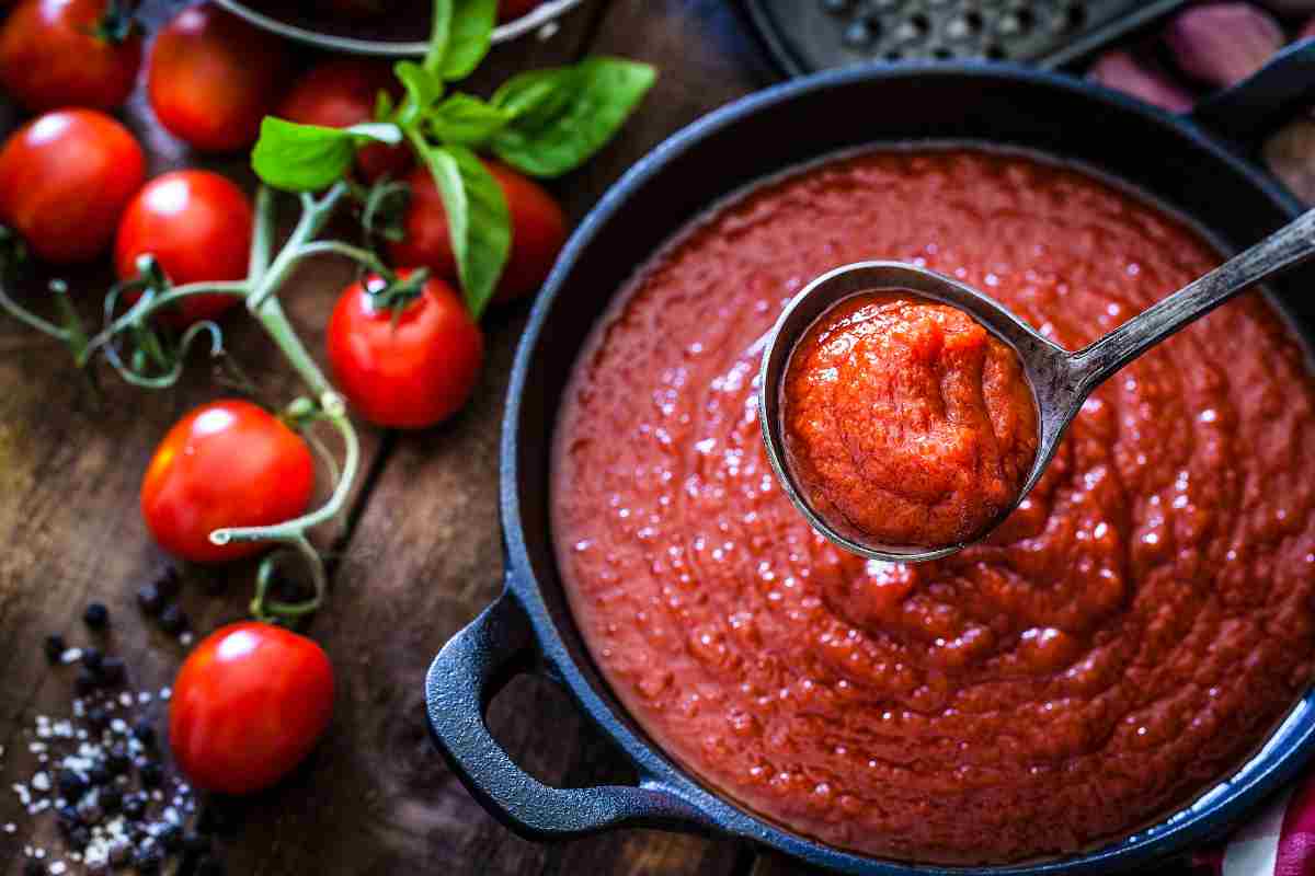 Aggiungere lo zucchero alla passata di pomodoro per toglierne l’acidità non serve a nulla: ecco cosa fare