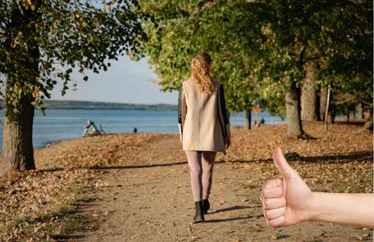una ragazza che passeggia ed una che fa ok