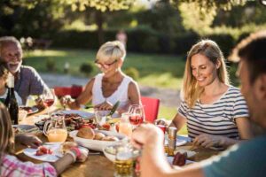 persone che fanno un pasto in estate