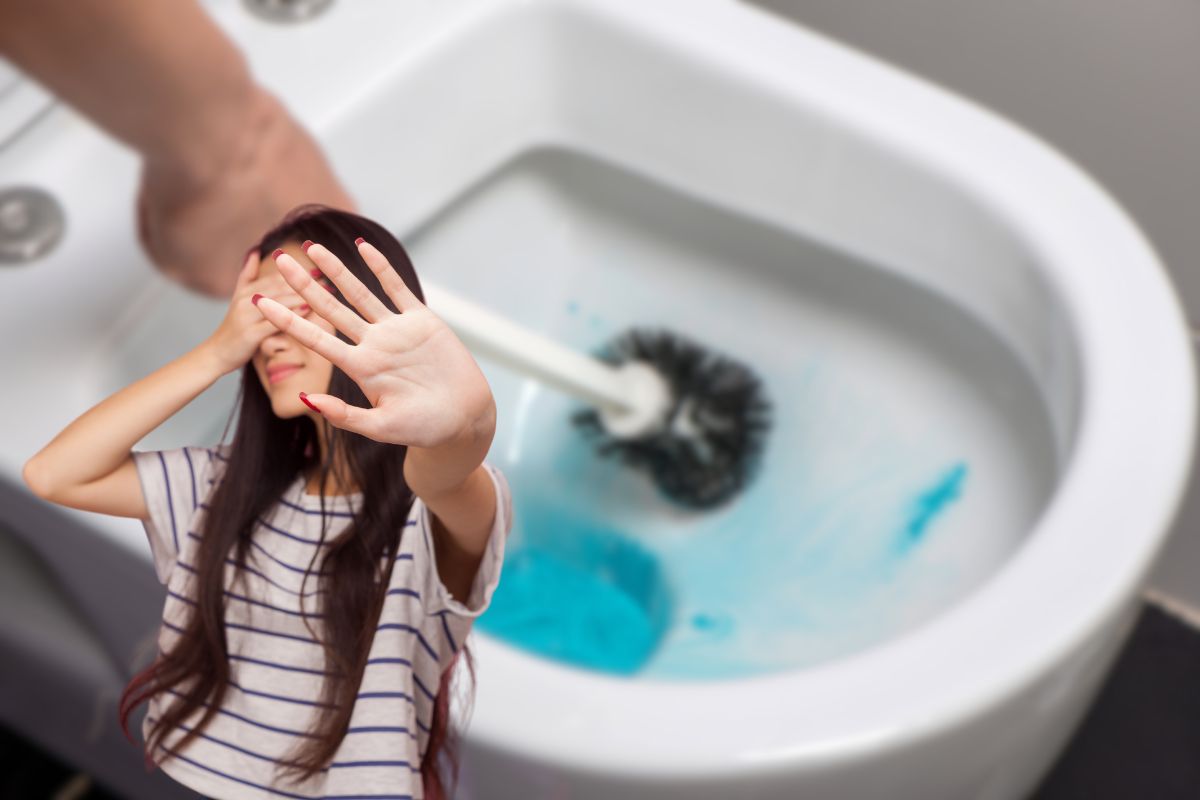 Aspetta, usi ancora lo scopino per pulire il wc? Smetti subito: è questa l’alternativa migliore secondo gli esperti